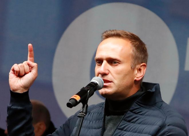 Mann som snakker i mikrofon. Foto