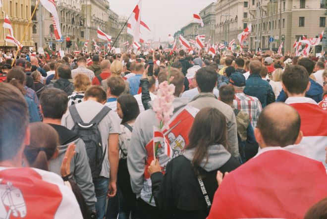Mennesker i Minsk kledd i rødt og hvitt.
