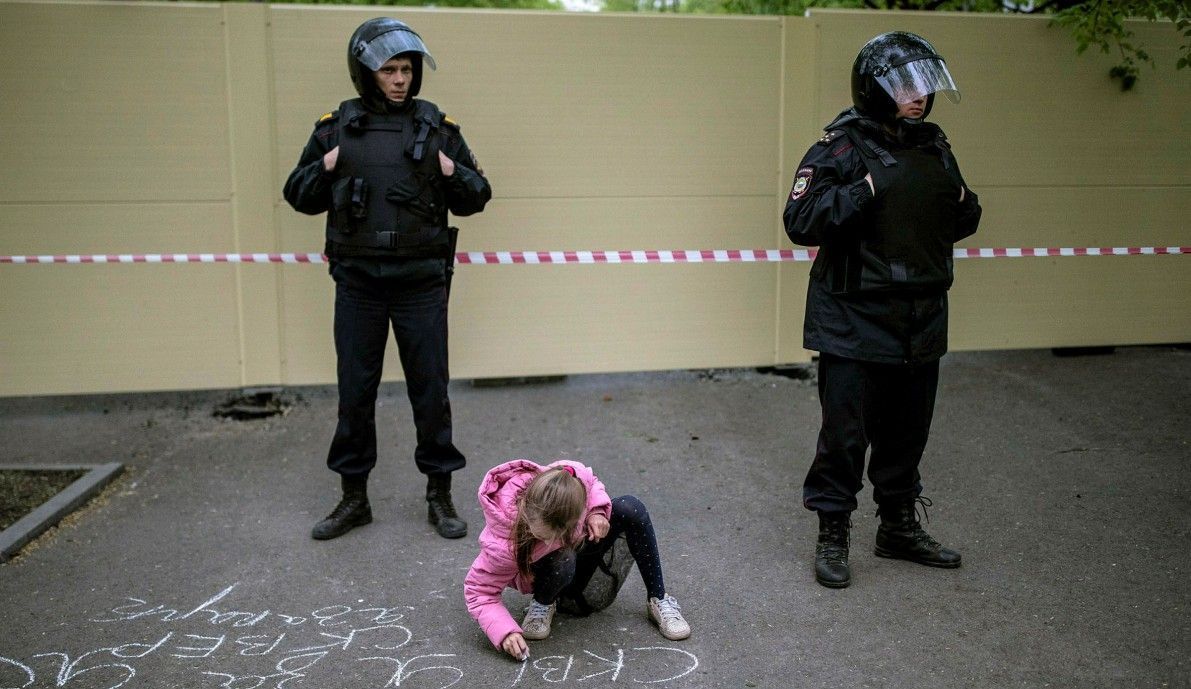 Demonstrasjon: «Jeg er for parken», skriver jenta på asfalten. Folk i Jekaterinburg protesterer mot at de mister en populær park og samlingsplass fordi det skal bygges en kirke på stedet. Jekaterinburg 16. mai 2019.