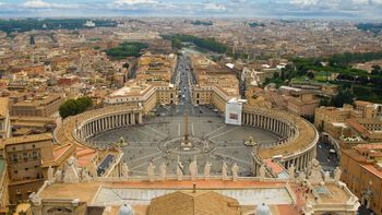 Utsikt over eldre bygninger ved Petersplassen i Vatikanet i Roma. Foto.