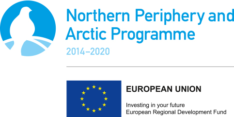 Logo med illustrasjon av en fugl og teksten "Northern Periphery and Artic Programme 2014-2020" og logo for EU med flagg.