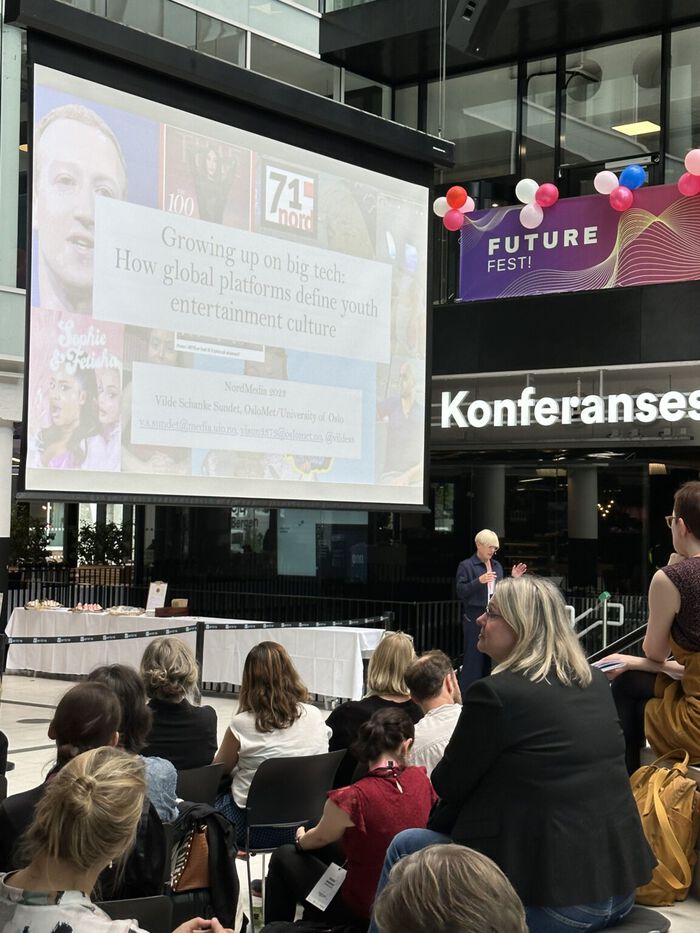 Bildet kan inneholde: produkt, stol, publikum, teknologi, begivenhet.