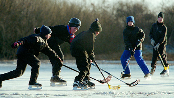 Barn som spiller ishockey. Foto.