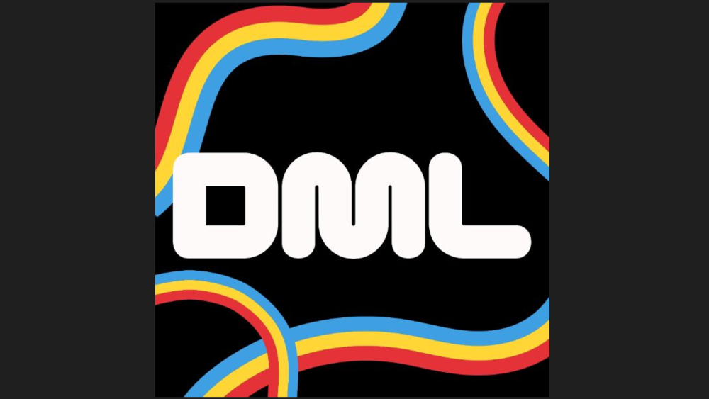 Logo for DML i svart, blått, gult og rødt. 