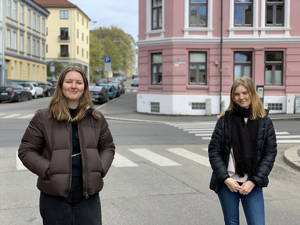 Bildet kan inneholde: frisyre, dagtid, vindu, skulder, ansiktsuttrykk.