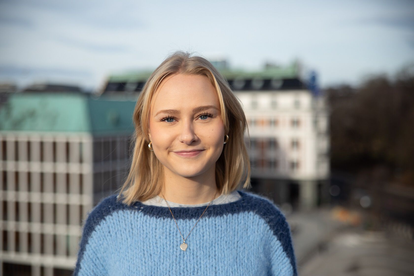 Bildet kan inneholde: lepper, smil, skjønnhet, lykke, ansiktsuttrykk.