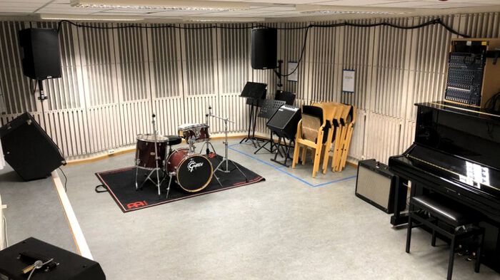 Image may contain: Musical instrument, Drum, Piano, Keyboard, Membranophone.