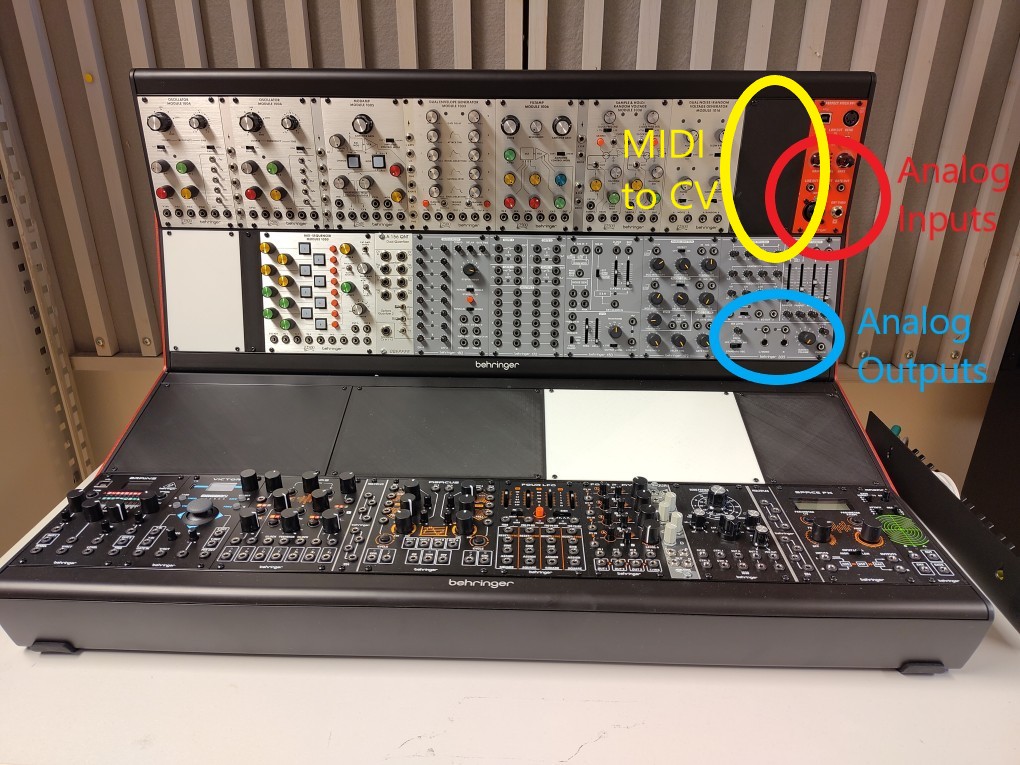 Bildet kan inneholde: elektronisk enhet, elektronikk, teknologi, elektrisk kabel.