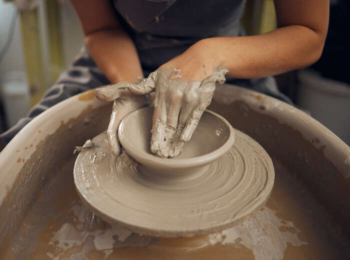 Bildet kan inneholde: potters hjul, håndverker, leire, keramikk, kreativ kunst.