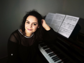 Bildet kan inneholde: panne, hake, smil, piano.