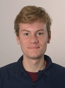 Bildet kan inneholde: panne, hake, smil.