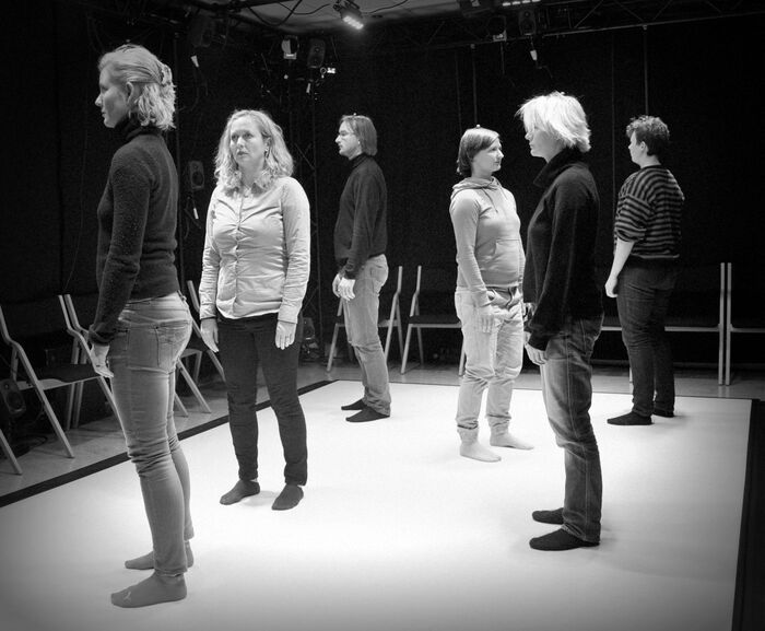 Bildet kan inneholde: bukse, bein, jeans, stående, denim.