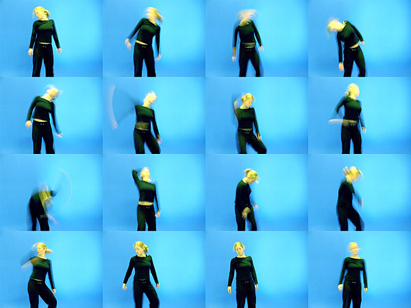 Dame i svarte klær i blått rom viser mange ulike bevegelser. Collage med 16 bilder. Foto.