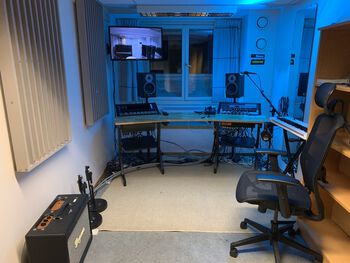 bygning ,blå ,kontorstol ,interiørdesign ,databord.