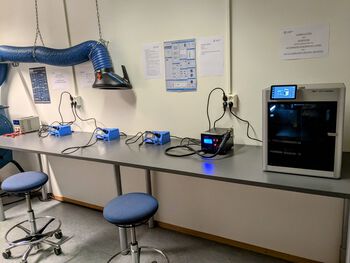 elektronisk enhet ,elektrisk kabel ,skrivebord ,teknologi ,maskin.