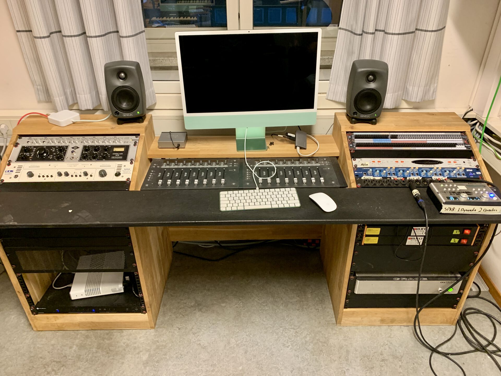databord ,bord ,tilbehør til musikkinstrumenter ,datamaskin ,elektronisk instrument.