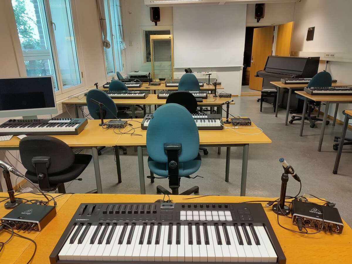 møbler ,elektronisk enhet ,skrivebord ,bord ,stol.