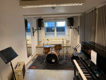 Property ,Furniture ,Building ,Musical keyboard ,Piano.