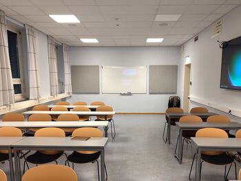 møbler ,interiørdesign ,tak ,klasserom ,stol.