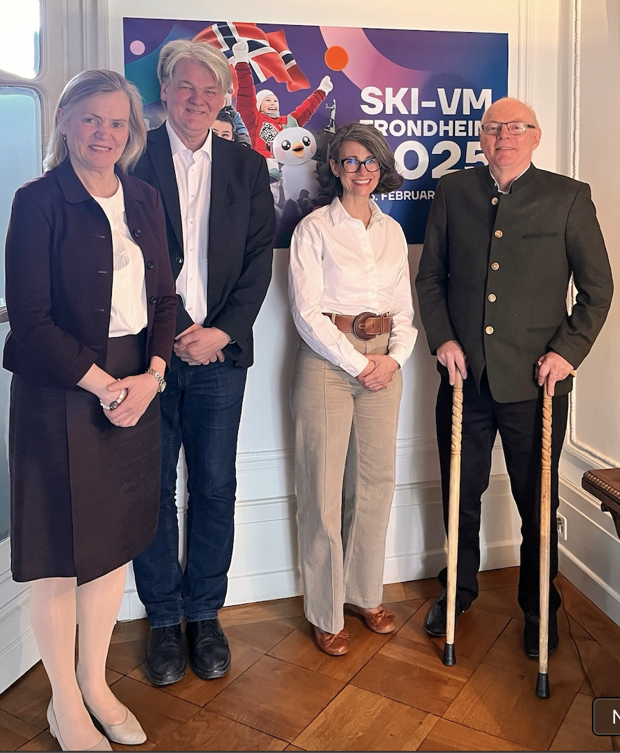 Bildet kan inneholde: bukser, ansikt, smil, bukse, stående.