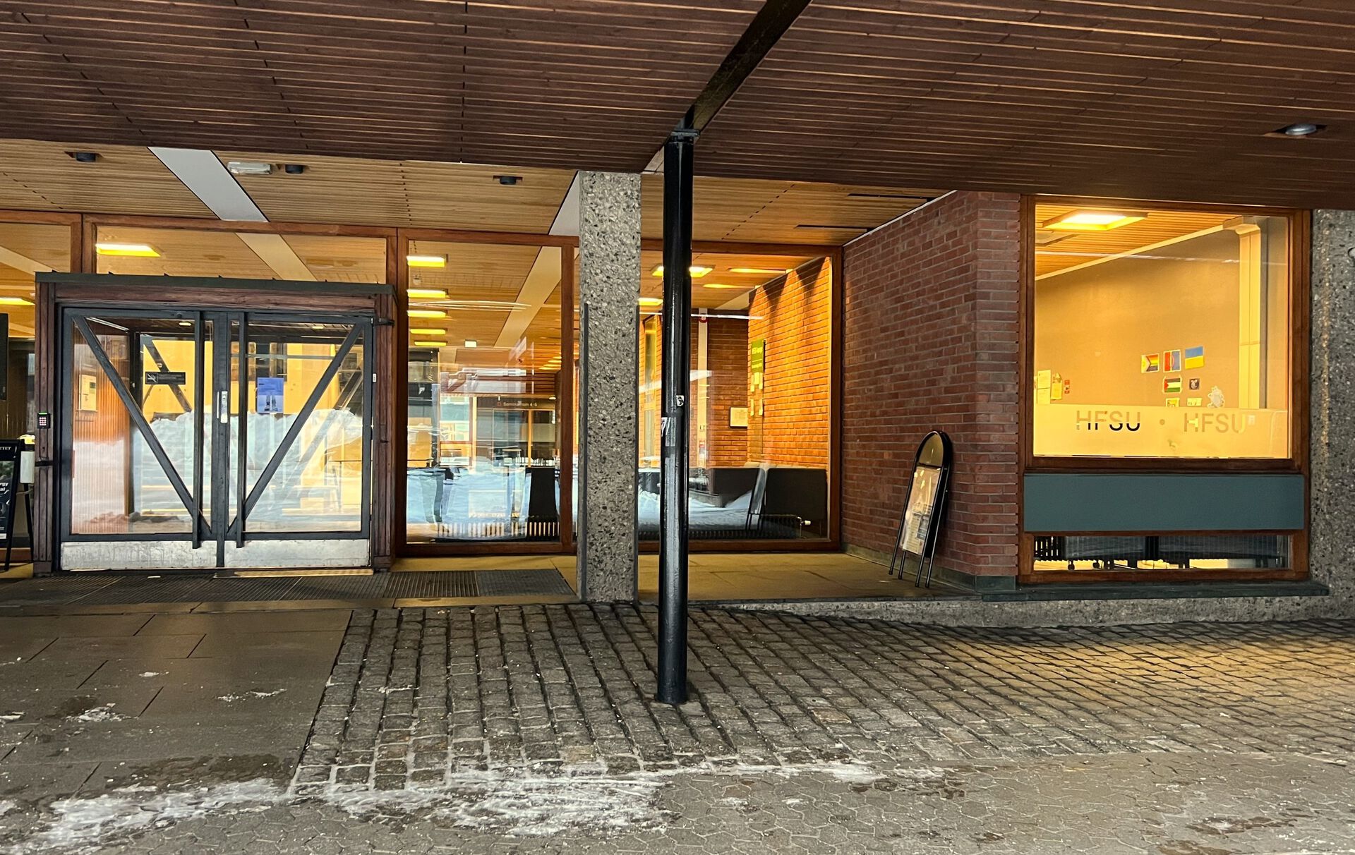 Bildet kan inneholde: tre, gulvbelegg, gulv, tak, komposittmateriale.