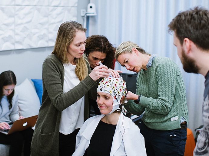 Forskere forberede en EEG cap på en kvinnelig deltaker i laben