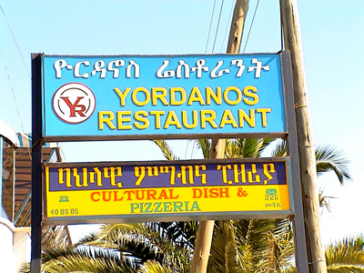 Et stort billboard for Yordanos restaurant. Foto.
