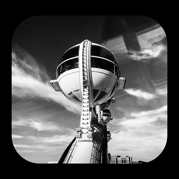 Svart-hvitt stillbilde fra verket Ferriscope, viser en kapsel i pariserhjulet London Eye