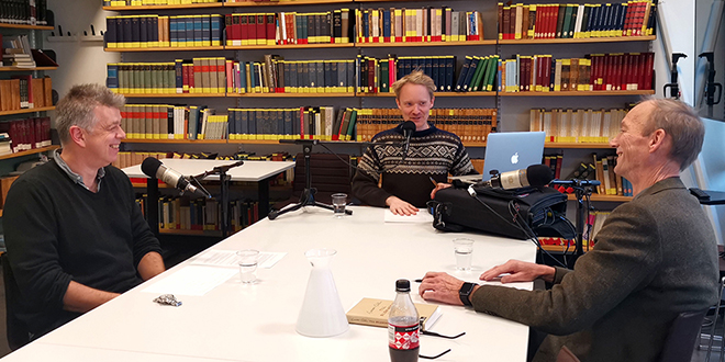Erling Sandmo, Anders Brenna og Thomas Hylland Eriksen rundt et bord med mikrofoner.