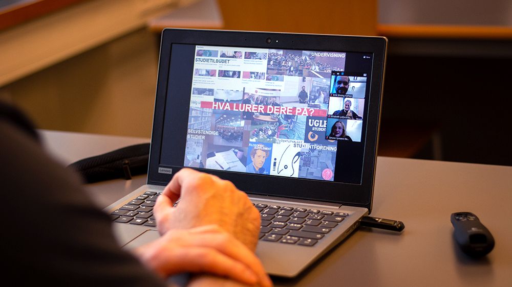 Foto av person foran laptopskjerm