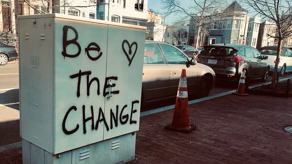 Grafitti på en transfomatorboks sier: "Be the change".