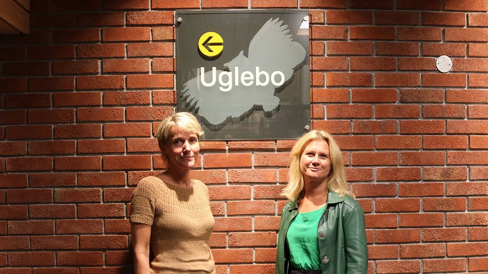 Studieleder Julianne Krohn-Hansen og studiedekan Gunn Enli står foran studentpuben Uglebo.