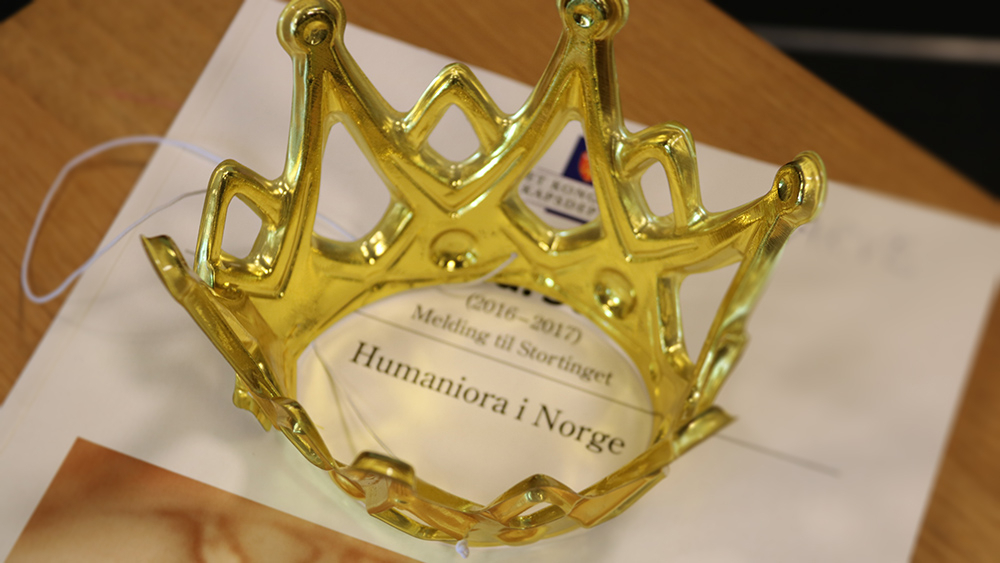 Foto av en krone på et dokument hvor det står "Humaniora i Norge". 