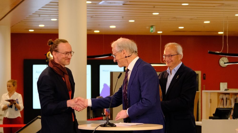 Bildet kan inneholde: briller, briller, synspleie, yttertøy, dress.
