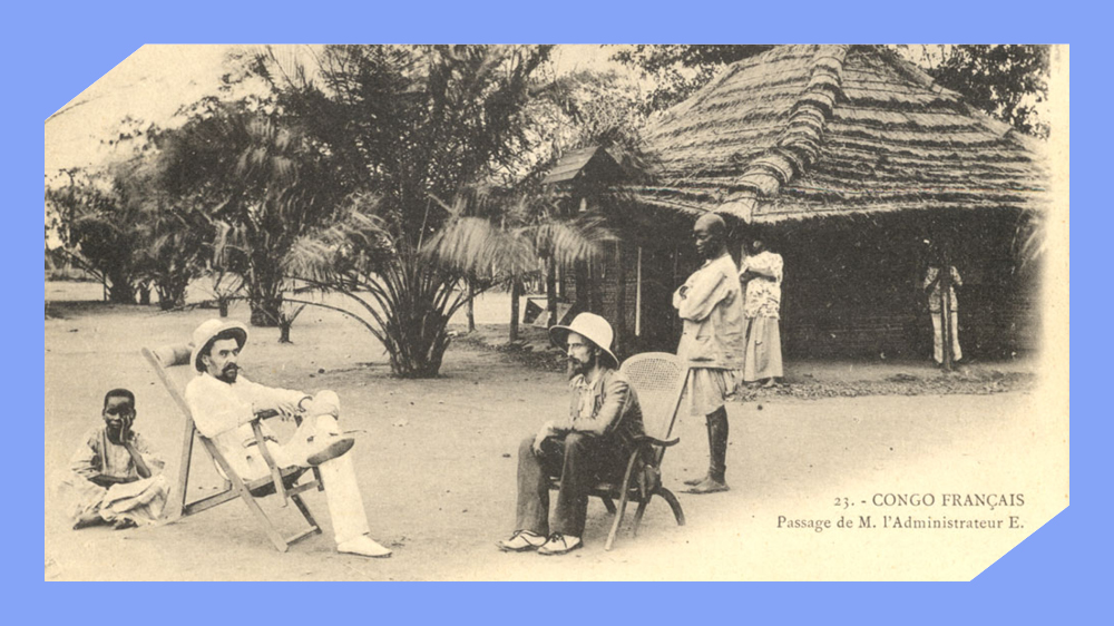 To hvite menn med hatt sitter utendørs i fluktstoler. Bak stolen til den ene mannen sitter et lite, afrikansk barn og bak den andre mannen står en afrikansk mann med blikket vendt ned mot bakken. Svart/hvitt foto.