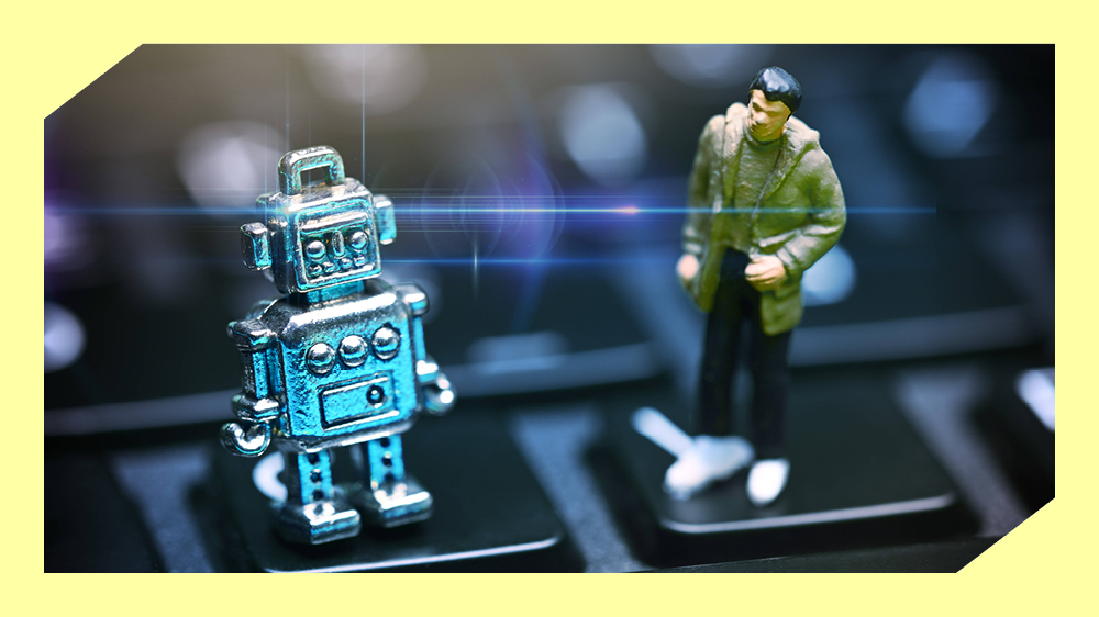 Foto av en liten robotfigur og en menneskefigur som står på et tastatur.