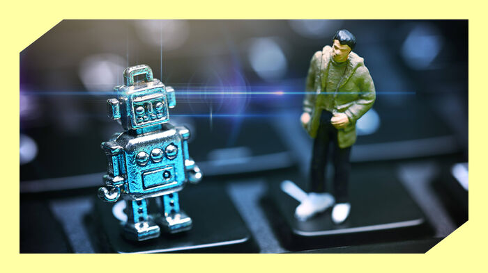 Foto av en liten robotfigur og en menneskefigur som st?r p? et tastatur.