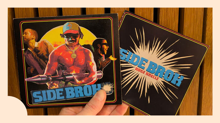 En hånd som holder et CD-cover med en fargerik illustrasjon av tre musikere og teksten "Side Brok", til venstre et hefte med teksten "Side Brok. Høge brelle". Foto.