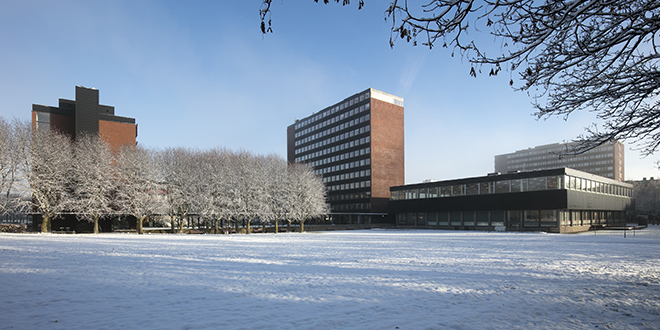 Fotografi av bygningene på HF i vintersol