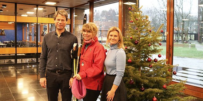 Frode Helland, Mathilde Skoie og Gunn Enli foran juletre.