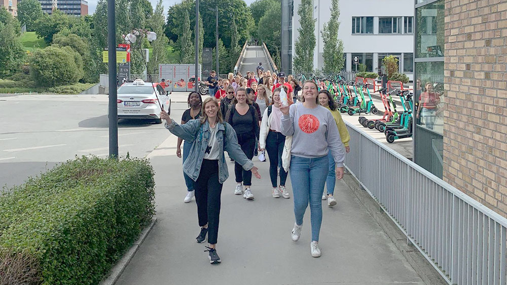 Bilde av studenter på vei forbi Institutt forbi bygninger i Forskningsparken