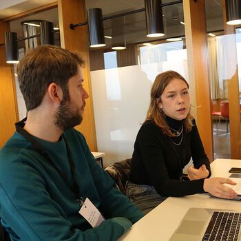 Studentene i emnet «Framing the environment in media and communication studies» Amelie Sofie Schneider og Hans Fredrik Dolven Oterholt mener bedrifter må kommunisere ærlig om hvordan de skal møte bærekraftmålene i dag.