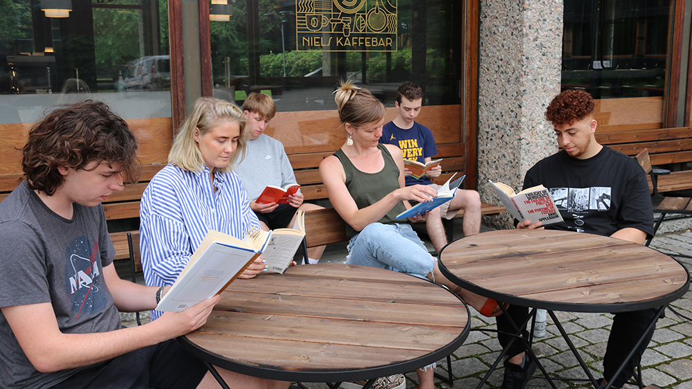 Studenter leser bøker utenfor Cafe Niels, Det humanistiske fakultetet, UiO.