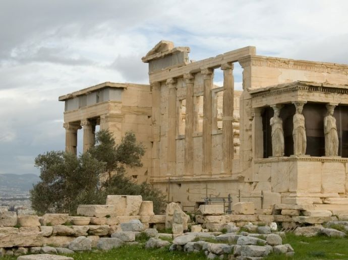 Bildet viser Akropolis, et gammelt gresk tempel i byen Athen. Foto.