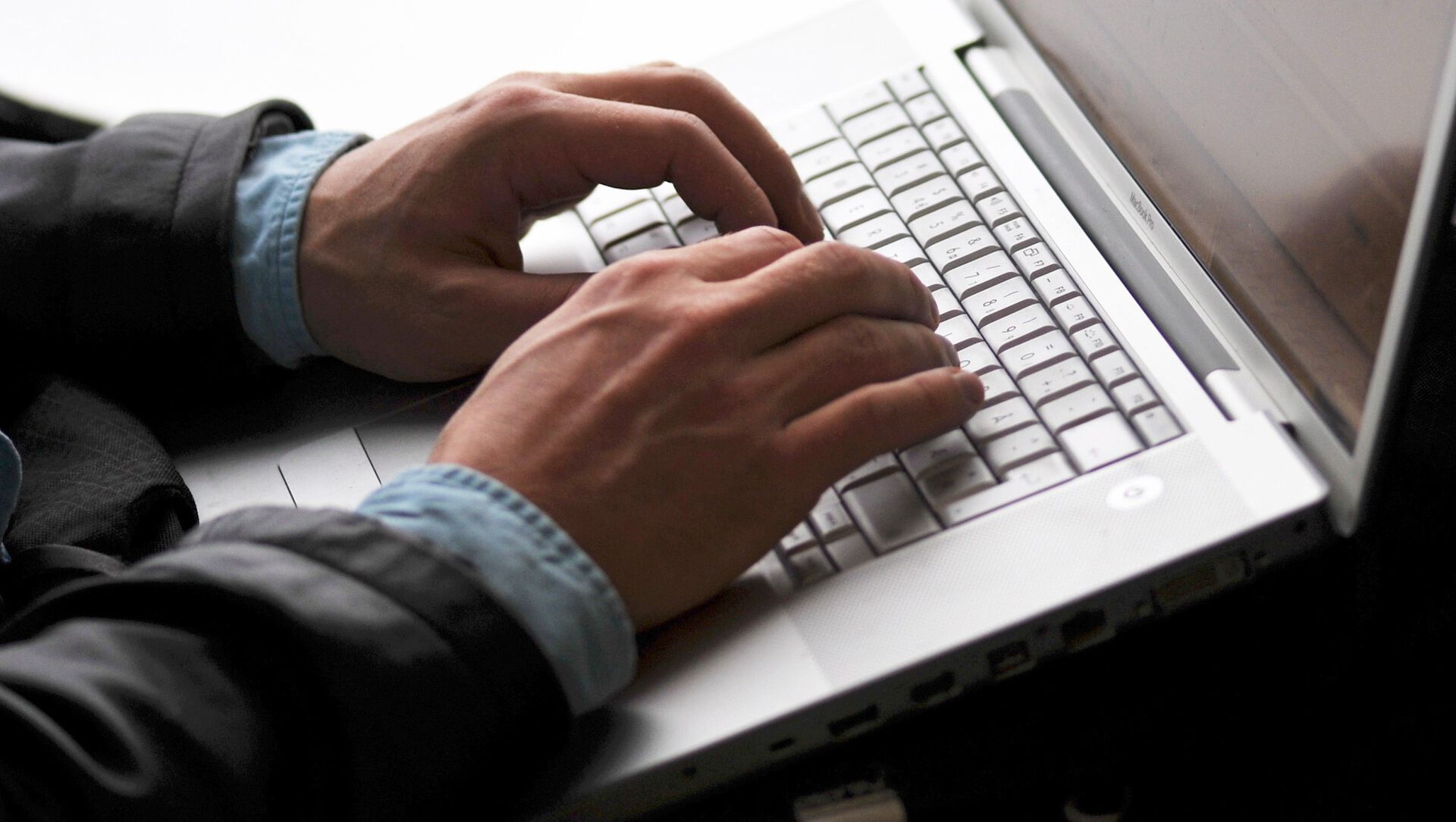 Bildet kan inneholde: datamaskin, hånd, personlig datamaskin, laptop, netbook.