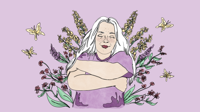 Smilende jente med blomster