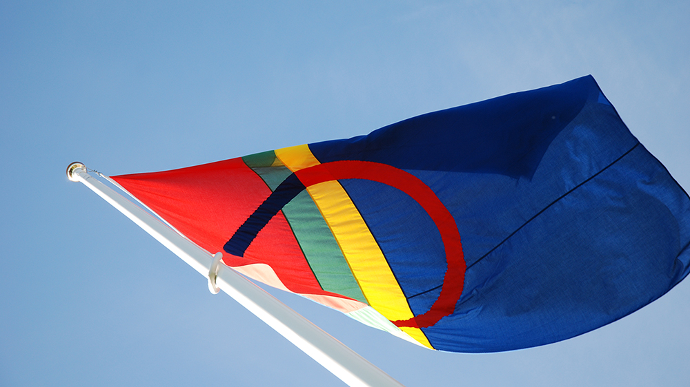 Det samiske flagget i rødt, blått, gult og grønt.