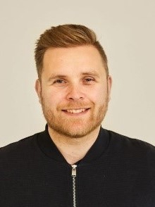 Bildet kan inneholde: panne, kinn, smil, øye, skjegg.
