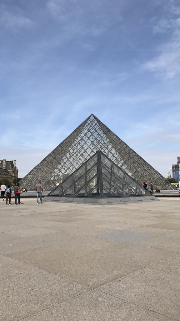 Bildet kan inneholde: pyramide, arkitektur, monument, himmel, bygning.