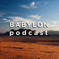 Teksten Babylon podcast med blå himmel, ørken og fjell i bakgrunnen.